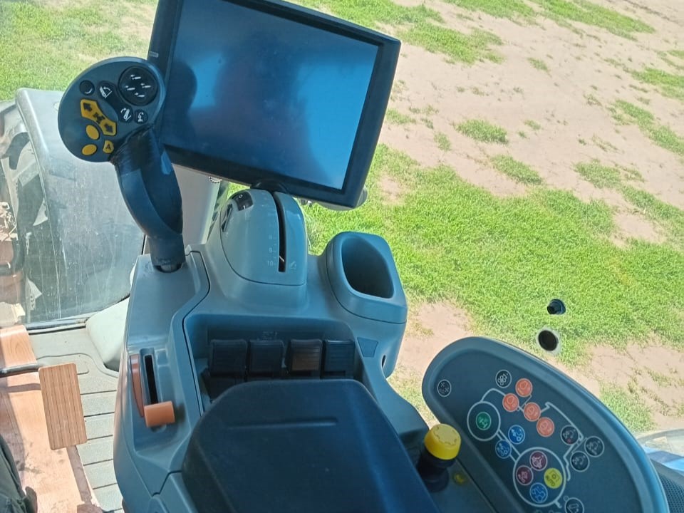 Tractor New Holland T8 355, año 2012
