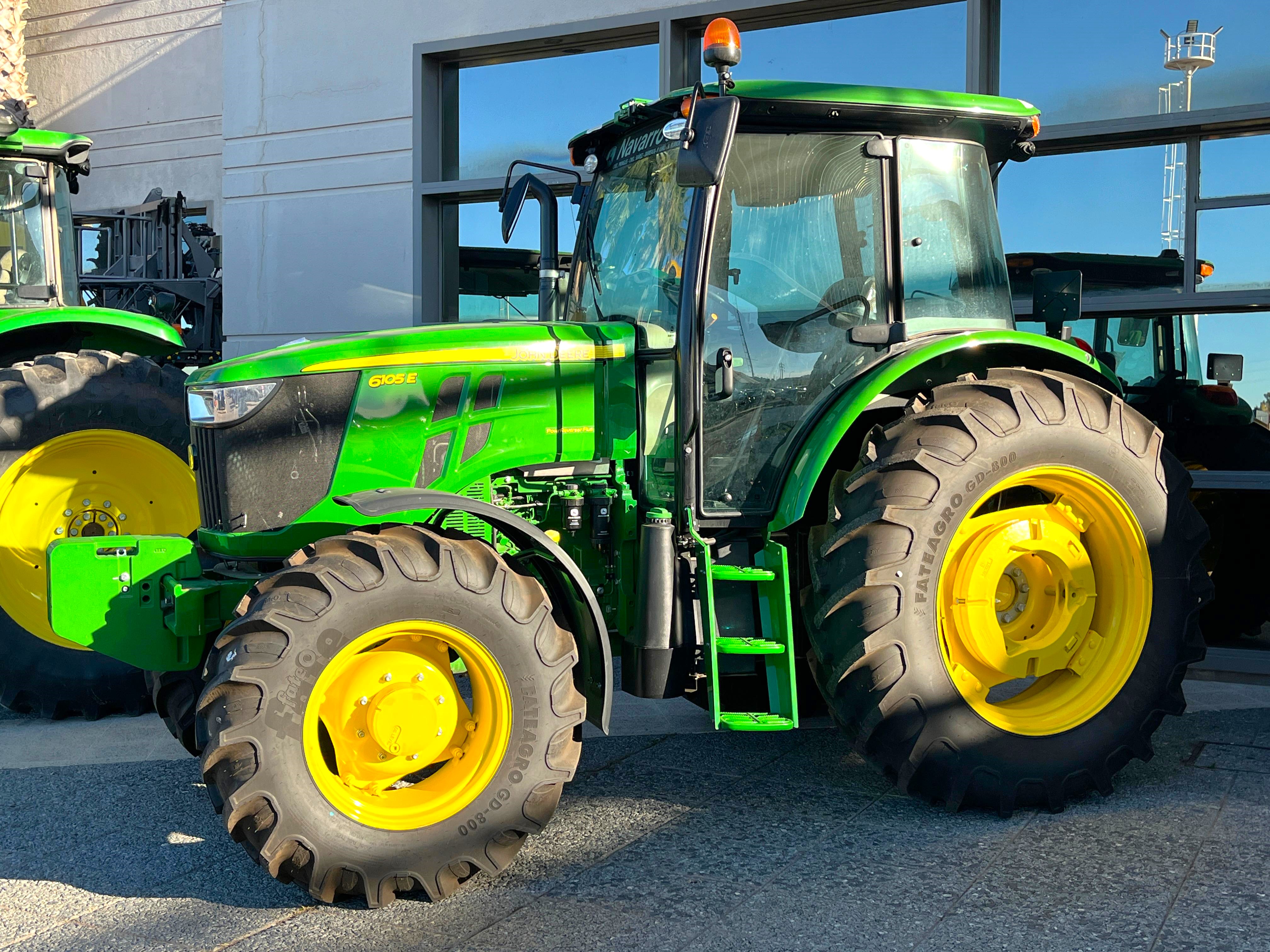 Tractor John Deere 6105E